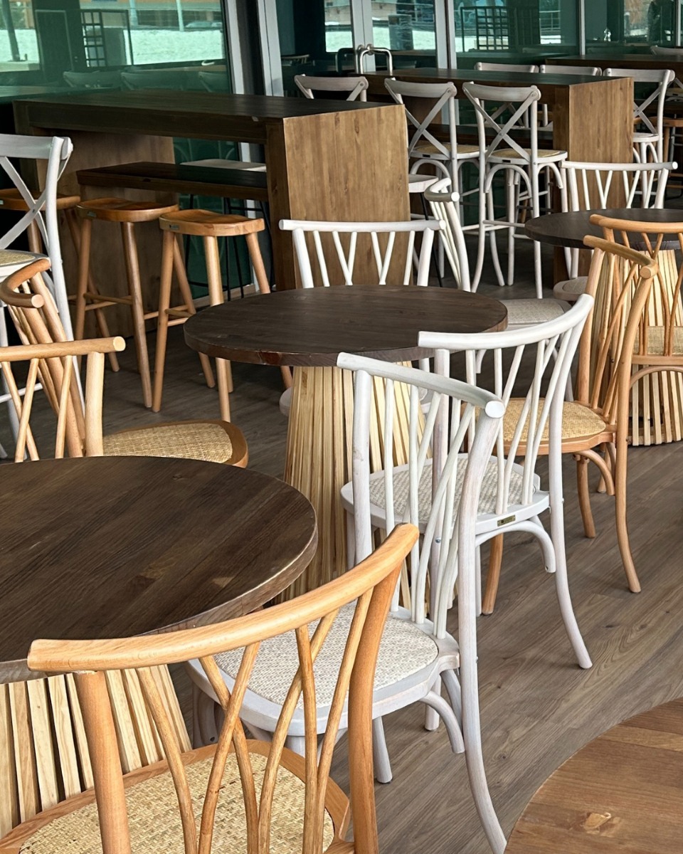 🪑 Rústica, elegante y atemporal
La silla Roma en tonos natural y decapé es esa pieza que transforma cualquier espacio con calidez y estilo.🌿 Ideal para montajes boho, rústicos, vintage o mediterráneos
✔ Fabricada en madera de alta calidad
✔ Resistente, cómoda y con presencia
✔ El detalle perfecto para hoteles, restaurantes o eventos con personalidad¿Quieres que forme parte de tu próximo proyecto?
📩 Escríbenos para cotizar.#SillaRoma #VMShoreca #MobiliarioHoreca #DecoraciónRústica #EstiloBoho #Interiorismo #EventosConEncanto #HotelesConEstilo