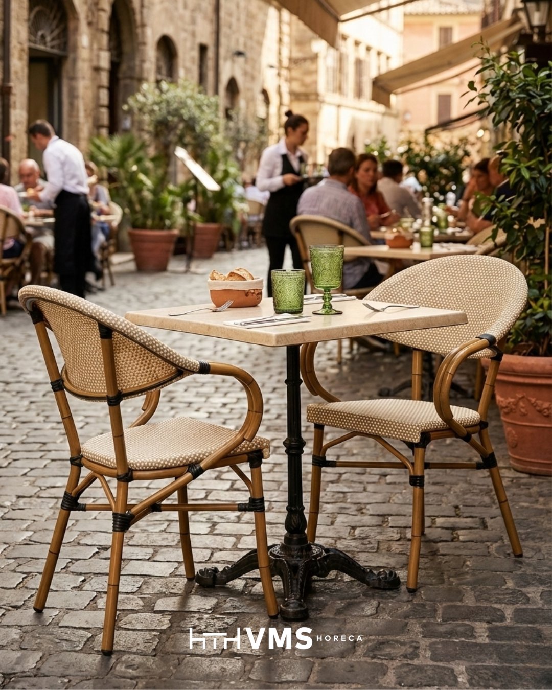 Estrenamos modelo de silla y no llega sola. Fíjate en cómo su trenzado dialoga con la textura de las copas Barroc Verde y la elegancia industrial de la base de mesa Axis.Un total look que combina la calidez artesanal con la resistencia que tu terraza necesita. El equilibrio exacto entre novedad y atemporalidad.Diseña experiencias, no solo espacios.#VMSHoreca #NuevaColeccion #CopasBarroc #MobiliarioTerraza #TendenciasHoreca #DiseñoDeInteriores