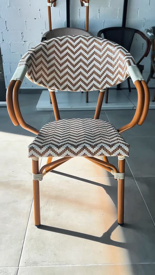 Cuando una silla te encaja… se nota al momento, vaya ✨Carmen lo tuvo claro desde el principio, por eso el Sillón Camille Moca es su favorito.Ligero, resistente y perfecto para terrazas de restaurantes y bares que buscan ese equilibrio entre diseño y durabilidad.
Una elección que entra fácil… y se queda con el tiempo.Además, contamos con el stock necesario para servirte sin esperas, justo cuando lo necesitas.Nuestro showroom VMS Horeca es donde todo empieza a tomar forma.Haz tu cita llamando al 952 91 91 90 y déjate guiar por nuestros asesores comerciales para crear sin límites.
Si te sientas bien ¡Te sientes bien!#VMSHoreca #MobiliarioHosteleria #TerrazasConEstilo #Hosteleria #DiseñoDeEspacios
