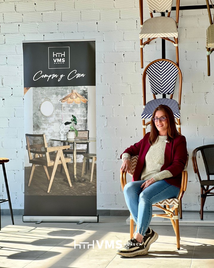 Si hay alguien que sabe elegir bien… es ella, eso está claro ✨Carmen forma parte del equipo de VMS Horeca y está lista para ayudarte a crear tu proyecto ideal como toca.Tiene muy buen ojo… y no solo porque sus ojos son bonitos 👀
Sabe dar con lo que encaja contigo, con tu espacio y con lo que quieres transmitir, con ese arte que no falla.Le dijimos que se quedara con una silla… y su elección fue el Sillón Camille Moca.
Y claro… tenía que ser ese. Uno de los nuevos modelos del catálogo VMS Horeca 2026. Buen gusto del bueno 🔥Nuestro Showroom VMS Horeca es donde todo empieza a tomar forma.Haz tu cita llamando al 952 91 91 90 y déjate guiar por nuestros asesores comerciales para crear sin límites.
Si te sientas bien ¡Te sientes bien!#VMSHoreca #MobiliarioHosteleria #TerrazasConEstilo #Hosteleria #DiseñoDeEspacios
