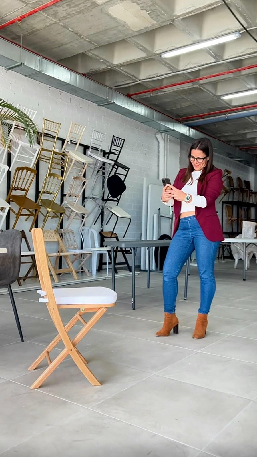 En VMS Horeca, nuestro equipo de asesores comerciales está siempre preparado para acompañarte en cada decisión.No se trata solo de vender, se trata de ayudarte a ver, entender y elegir con seguridad lo que realmente necesitas para tu espacio.¿Tú también quieres tu vídeo?Comenta “Vídeo” y te enviamos más información 🔥#HorecaEquipment #Showroom #HospitalitySolutions #EquipamientoHosteleria #ProfessionalFurniture