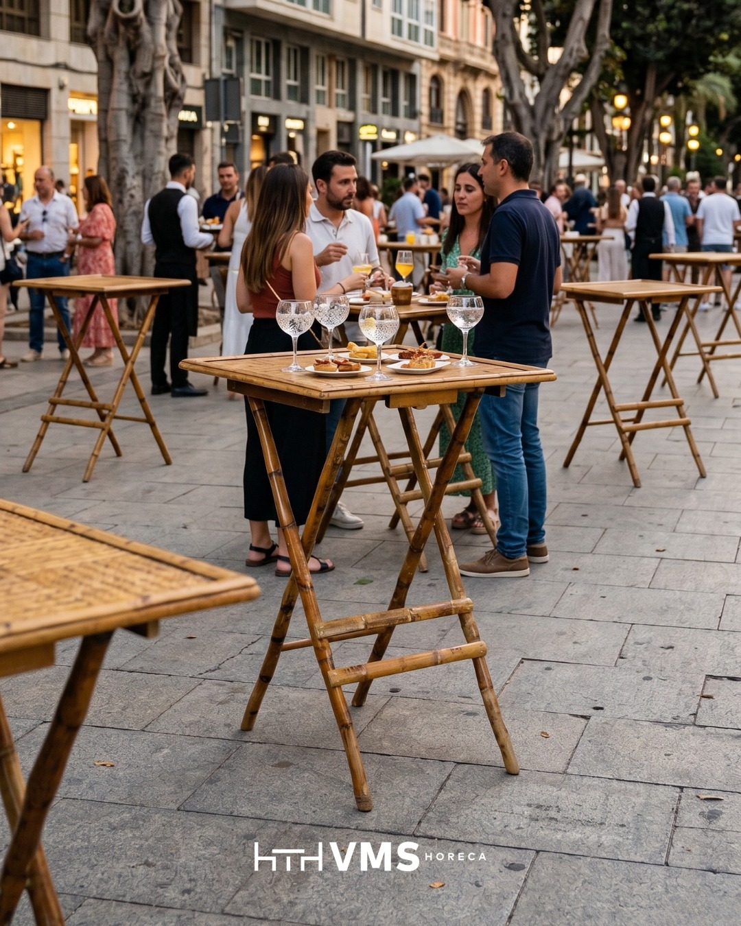 Dale un toque natural y elegante a tus eventos con nuestras mesas altas plegables estilo bambú. 🌿 Prácticas, resistentes y perfectas para cualquier celebración al aire libre. ¡Consíguelas en nuestra web ! 🥂#Hosteleria #Eventos #Tardeo #Catering #Horeca