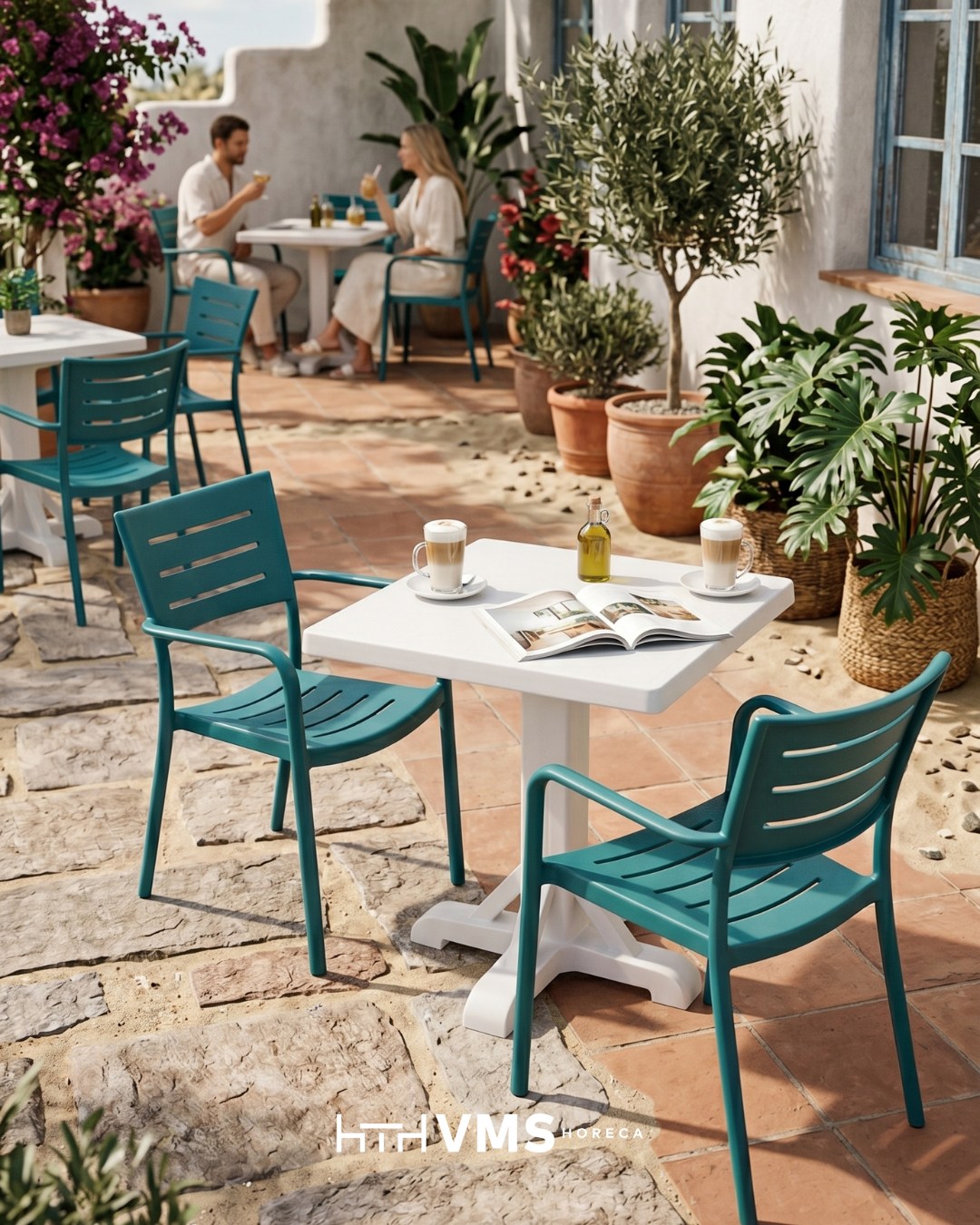 ¿Puede un color definir la personalidad de toda tu terraza? 🌊El turquesa no es solo una elección cromática; es frescura, diseño y luz. Nuestra Silla Creta es la pieza que los interioristas eligen cuando buscan romper con lo convencional sin arriesgar en calidad. Ergonómica, ligera y con un diseño de lamas que evoca el verano eterno, es perfecta para crear rincones instagrameables que atraigan todas las miradas. ✨Dale vida a tu proyecto. Escríbenos por DM y hablemos de tu presupuesto personalizado.#VMSHoreca #SillaCreta #TerrazasConColor #InteriorismoHoreca #MobiliarioExterior