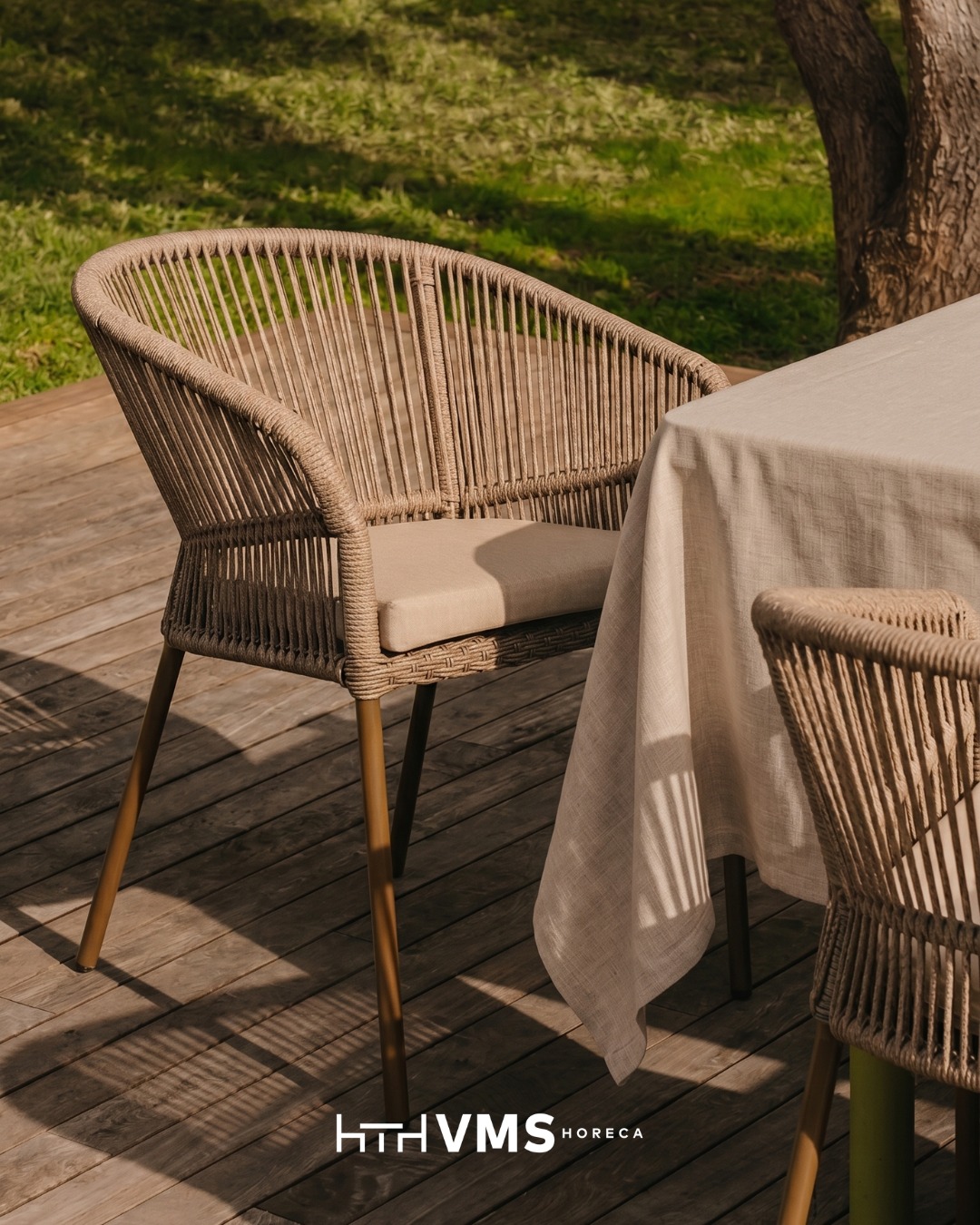 ¿Diseño o resistencia? Con el Sillón Narvick no tienes que elegir. 🍷Creado para proyectos que buscan un impacto visual inmediato sin sacrificar la durabilidad del sector contract. Cuerda trenzada de alta resistencia, ergonomía premium y ese estilo mediterráneo que tus clientes no dejarán de fotografiar.La pieza que tu terraza (o la de tu cliente) está pidiendo a gritos.📩 ¿Hablamos? Envíanos un DM para presupuestos y stock.
#MobiliarioHosteleria #InteriorismoEspaña #TerrazasConEncanto #MobiliarioExterior #VMSHoreca