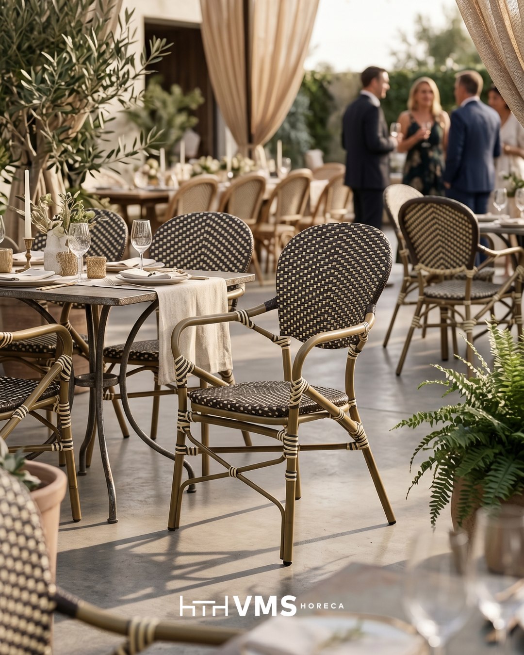 ¿Tu terraza tiene ese "efecto wow" que invita a entrar? ✨La Silla Cannes es el icono del estilo bistró francés que nunca falla. Un diseño atemporal que combina elegancia artesanal con la resistencia extrema que tu restaurante necesita para el día a día. Sofisticación que se ve, durabilidad que se siente. 🍽️Dale un nuevo aire a tu proyecto. Pide presupuesto por DM. 📩#VMSHoreca #SillaCannes #TerrazasConEncanto #InteriorismoHosteleria #MueblesRestaurante