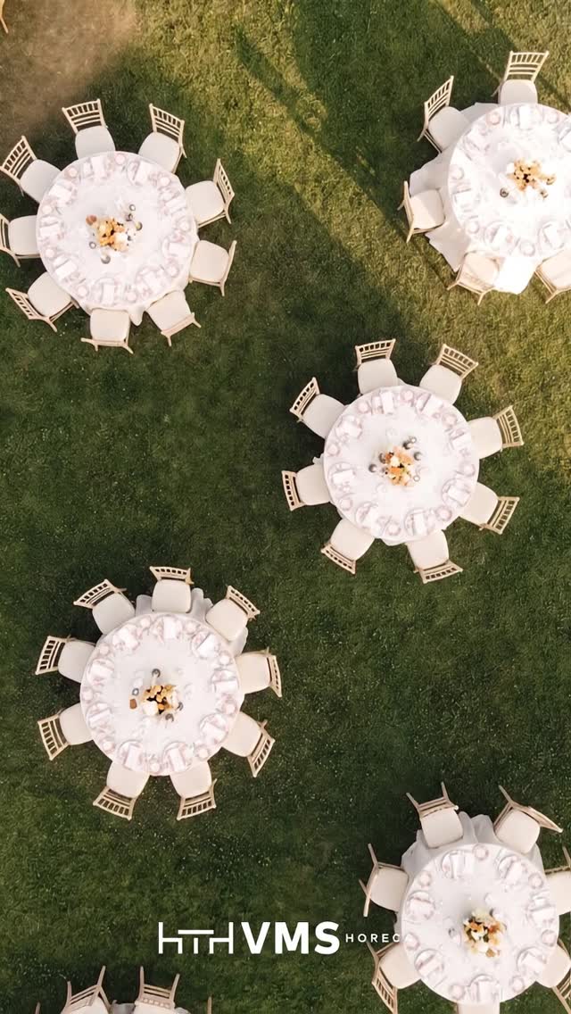 Elegancia desde todos los ángulos. ✨ Mesas redondas y sillas Tiffany para crear celebraciones únicas, funcionales y preparadas para grandes eventos.Descubre el mobiliario profesional de VMS Horeca.#MobiliarioHoreca #MobiliarioEventos #WeddingDesign #EventProfs #VMSHoreca
