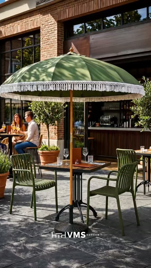 ¿Tu terraza transmite lo que vende?La combinación de Silla Elisa Verde y Sombrilla Firenze Verde Natura crea un espacio fresco, elegante y preparado para recibir clientes con estilo.Mobiliario profesional pensado para terrazas HORECA que quieren diferenciarse desde el primer vistazo.📩 Consúltanos disponibilidad.#MobiliarioHoreca #TerrazasConEstilo #HosteleriaProfesional #SombrillasHoreca #VMSHoreca